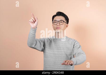 Imprenditore toccando sulla lavagna il fuoco selettivo sul dito. Foto Stock