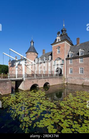 Castello con fossato di Anholt, vicino a Isselburg, Muensterland, Renania settentrionale Vestfalia, Germania Foto Stock