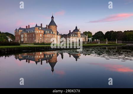 Castello con fossato di Anholt, vicino a Isselburg, Muensterland, Renania settentrionale Vestfalia, Germania Foto Stock