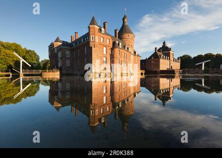 Castello con fossato di Anholt, vicino a Isselburg, Muensterland, Renania settentrionale Vestfalia, Germania Foto Stock