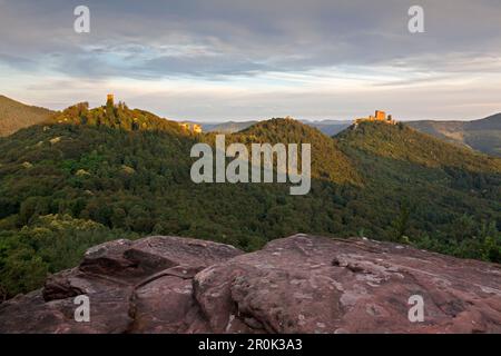 Vista Scharfenberg, Anebos e castello di Trifels, vicino Annweiler, Foresta del Palatinato, Renania-Palatinato, Germania Foto Stock