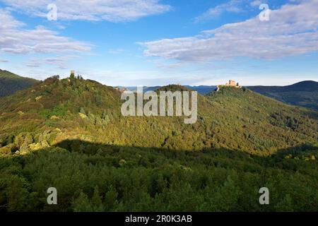 Vista Scharfenberg, Anebos e castello di Trifels, vicino Annweiler, Foresta del Palatinato, Renania-Palatinato, Germania Foto Stock