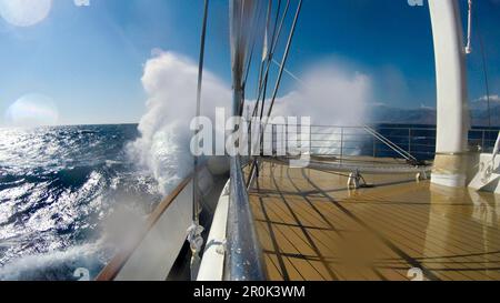 Le onde si schiantano sulla prua della nave da crociera a motore M/S Panorama (Variety Cruises) durante i mari increspati, il Mare Adriatico, vicino all'Albania Foto Stock