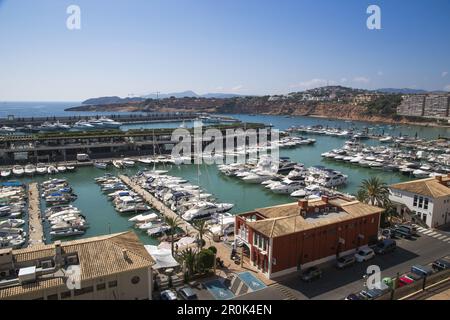 Barche a vela e barche a vela ormeggiate a Port Adriano Marina, El Toro, Maiorca, Isole Baleari, Spagna Foto Stock