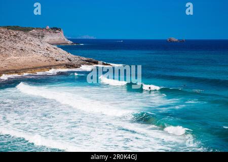 Surfista sulle onde che si schiantano sulla spiaggia di Cala torta, vicino ad Arta, Maiorca, Isole Baleari, Spagna Foto Stock