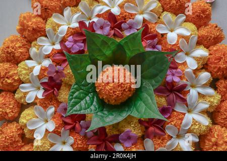 Bella decorazione pavimento Fiore rangoli. Sfondo di fiori decorazione Foto Stock