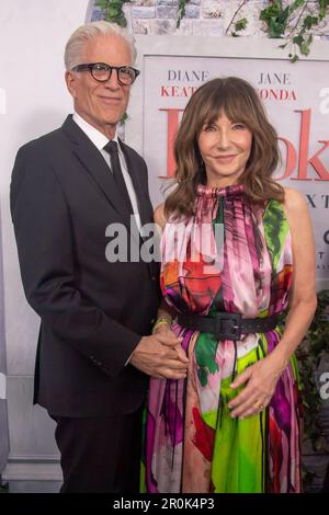 New York, Stati Uniti. 08th maggio, 2023. NEW YORK, NEW YORK - Maggio 08: Ted Danson e Mary Steenburgen partecipano alla prima di 'Book Club: The Next Chapter' all'AMC Lincoln Square Theater il 08 Maggio 2023 a New York City. Credit: Ron Adar/Alamy Live News Foto Stock