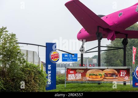 Tedesco Autobahn, A 40, fastfood pubblicità, piano rosa, drive-in, autostrada, autostrada, superstrada, velocità, limite di velocità, Traffico, infrastruttura, Bochum, GE Foto Stock