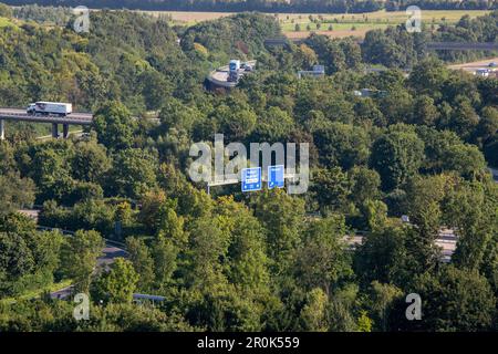 Tedesco Autobahn, A 99, segnaletica blu tra alberi, autostrada, autostrada, superstrada, velocità, Limite di velocità, traffico, infrastrutture, colline, Münich, Baviera, Germ Foto Stock