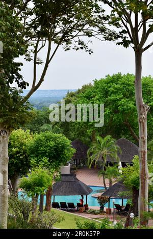 Vista dell'orizzonte delle Cascate Vittoria oltre la piscina all'Elephant Hills Resort Foto Stock