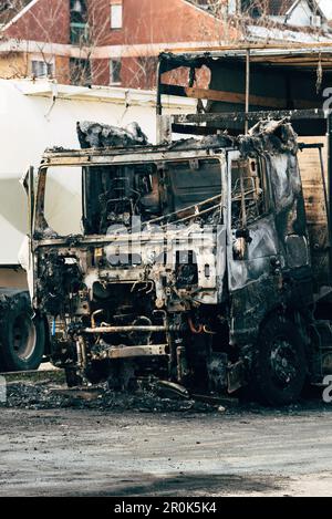 Semi-autocarro inghiottito da fiamme dopo un incidente stradale bruciato e danneggiato, messa a fuoco selettiva Foto Stock