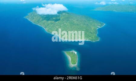 Veduta aerea delle Isole Bonito e Maricaban nel passaggio dell'Isola Verde, Provincia di Batangas, Filippine. Foto Stock