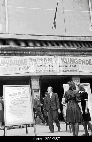 Passanten vor einem Theater, in dem die Revue 'Klingende Sterne' aufgeführt wird, im Berlin der Nachkriegszeit, Deutschland 1947. Foto Stock