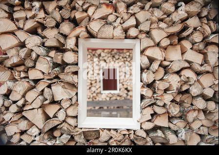 Vista attraverso una piccola finestra all'interno di una pila di legna da ardere di betulla, Vastergotland, Svezia Foto Stock