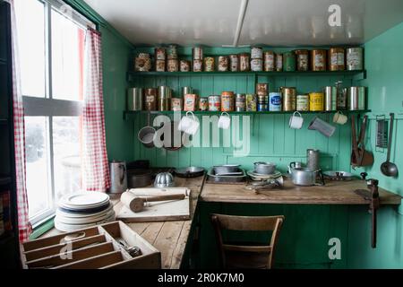 Lattine storiche e utensili da cucina in esposizione presso il museo di Port Lockroy British Antartic Survey Station Port Lockroy, Wiencke Island, Graham Land Foto Stock