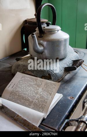 Ricetta dei pinguini in un libro di cuoco in esposizione al museo di Port Lockroy British Antartic Survey Station Port Lockroy, Wiencke Island, Graham Land, Antar Foto Stock