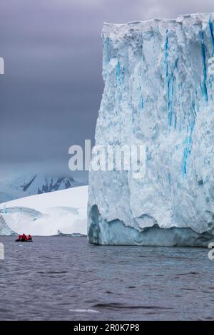 Una zattera zodiacale di nave da crociera di spedizione MV Sea Spirit (spedizioni di Poseidon) è naufrata da un iceberg gigante Guyou Islands, Flandres Bay, Graham Land, A. Foto Stock