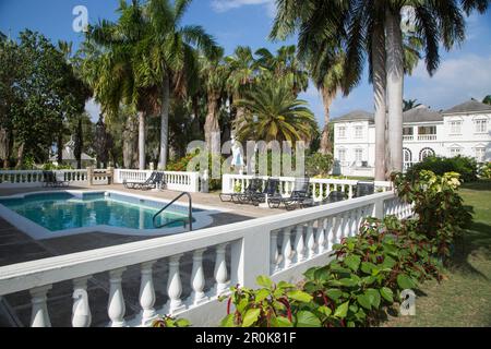 Piscina privata presso il Royal Court of Half Moon Resort Rose Hall, vicino a Montego Bay, Saint James, Giamaica Foto Stock