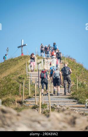 Escursioni lungo Fellhorn Ridge, Mountain Panorama, sentieri escursionistici, Summit Cross, Estate, Oberstdorf, Oberallgaeu, Germania Foto Stock