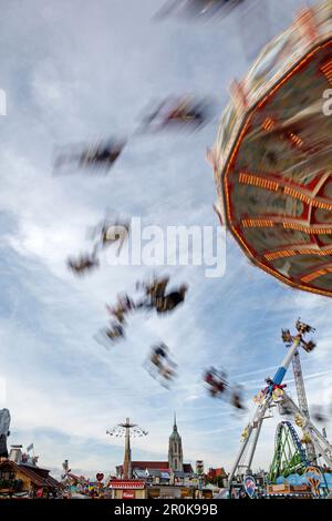 Chiroplane all'Oktoberfest, Chiesa di San Paolo sullo sfondo, Oktoberfest, Monaco, alta Baviera, Baviera, Germania Foto Stock