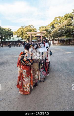 Quattro giovani donne giapponesi che indossano il kimono tradizionale su Seijin-no-hi di fronte al Santuario Meiji, Shibuya, Tokyo, Giappone Foto Stock