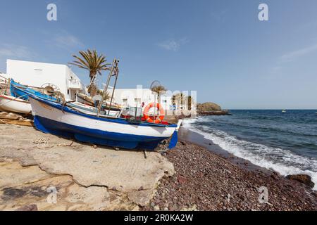 Barca da pesca sulla spiaggia, la Isleta del Moro, Cabo de Gata, Mar Mediterraneo, Parque Natural Cabo de Gata-Nijar, parco naturale, Unesco Biosfera Rese Foto Stock