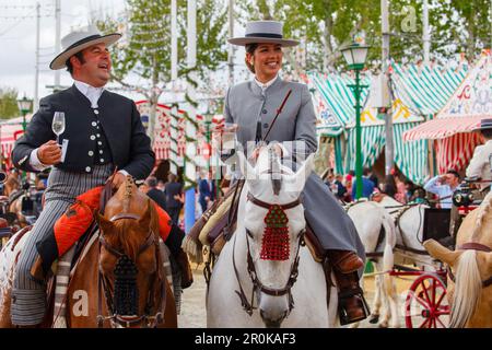 Coppia di cavalli a cavallo, Feria de Abril, Fiera di Siviglia, festa di primavera, Siviglia, Siviglia, Andalusia, Spagna, Europa Foto Stock