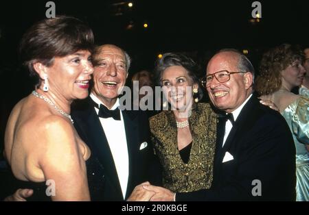 Ehepaar Barbara und Walter Scheel, mit Ehepaar Ingeborg und Bernhard Servatius, Aufsichtsratsvortitzender der Axel Springer AG, Deutschland um 1994. Foto Stock