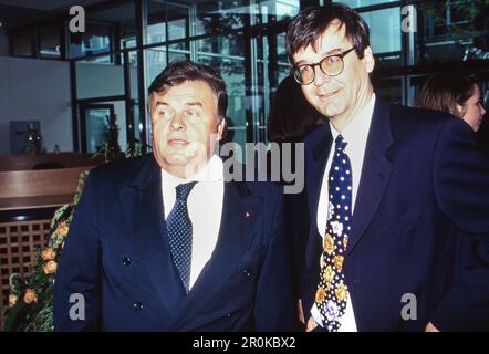 Medienmanager Helmut Thoma und Hans Mahr, giornalista Österreichischer und Medienmanager, Deutschland um 1987. Foto Stock