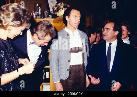 In bayerischer Tracht: Fußballspieler Franz Beckenbauer mit Freundin und Malerin Diana Sandmann, Deutschland um 1993 Foto Stock