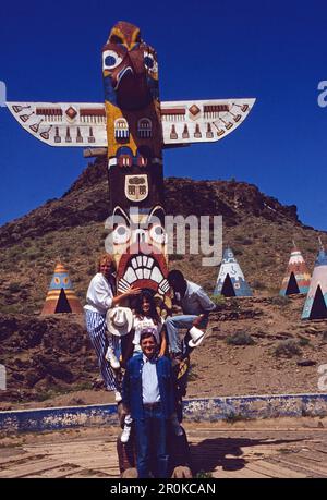 Amerikanische Schauspielerin Deborah Shelton zwischen Thomas Gottschalk, Helmut Fischer und Michael Winslow bei Dreharbeiten zum Film: Zärtliche Chaoten 2, an einem indianischen Totempfahl, USA um 1988. Foto Stock