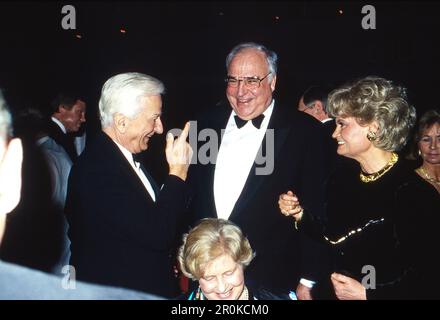 Bundeskanzler Helmut Kohl und Ehefrau Hannelore mit Altbundespräsident Richard von Weizsäcker (sitzend: Ehefrau Marianne) beim Bundespresseball in Bonn, Deutschland 2001 Foto Stock