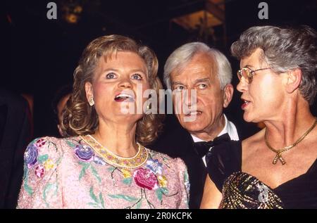 Hannelore Kohl, erste Ehefrau von Bundeskanzler Helmut Kohl, mit Richard von Weizsäcker beim Ball des Sports 1993 in den Rhein-Main-Hallen in Wiesbaden, Deutschland 1993. Foto Stock
