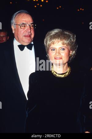 Bundeskanzler Helmut Kohl mit Ehefrau Hannelore auf dem Bundespresseball in Bonn, Germania 2001 Foto Stock