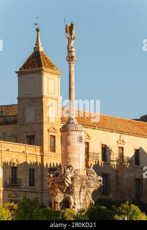 El Triunfo, colonna con statua di San Rafael, patrono di Cordoba, Plaza Vallinas, centro storico di Cordoba, patrimonio mondiale dell'UNESCO, Cordoba, e. Foto Stock