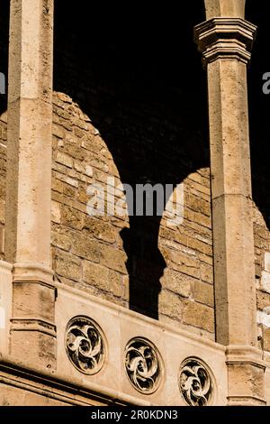 Facciata con ombra al palazzo del re la Almudaina, Palma di Maiorca, Maiorca, Spagna Foto Stock