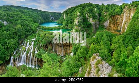 Panorama con laghi e cascate di Plitvice, Laghi di Plitvice, Parco Nazionale Laghi di Plitvice, Plitvice, patrimonio dell'umanità dell'UNESCO Parco Nazionale Lago Foto Stock