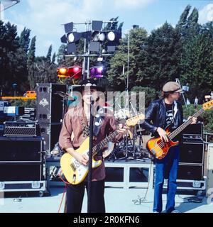 Steve Ray Vaughan, auch bekannt als SRV, amerikanischer Bluesrock Gitarrist, all'aperto Konzert: Lieder & Leute, Deutschland, 1983. Steve Ray Vaughan, aka SRV, chitarrista rock americano Blues, concerto all'aperto: Lieder & Leute, Germania, 1983. Foto Stock