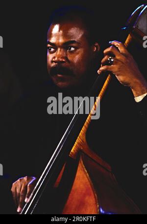 Jazz Fest Berlin, Philharmonie, Deutschland, 1987, Tyrone Brown, Amerikanischer Jazzbassist, Auftritt mit Orchestra di Cambio del secolo. Jazz Fest Berlin, Philharmonie, Germania, 1987, Tyrone Brown, Bassista jazz americano, performance con la Change of the Century Orchestra. Foto Stock