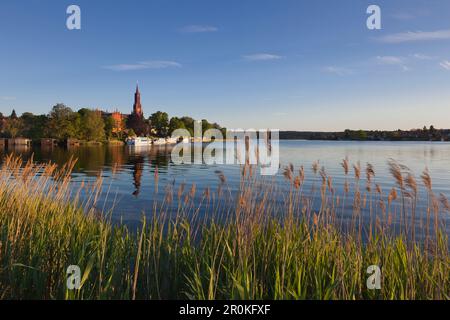 Vista sul lago fino al monastero di Malchow, Mueritz-Elde-Wasserstrasse, Mecklenburgische Seenplatte, Mecklenburg-Pomerania occidentale, Germania Foto Stock