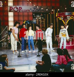 Popcorn + Lakritze, ZDF Kinderhitparade, Deutschland, 1985, Bild: Kinder-Gesangsgruppe Hibdebachs aus Dribbdebach singen das Lied: Die Hesse kommen. Popcorn and Lakritze, TV Children's hit parade, Germany, 1985, photo: The Children vocal group Hibdebachs Foto Stock