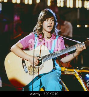 Popolcorn + Lakritze, ZDF Kinderhitparade, Deutschland, 1985, Bild: Martina mit Gitarre singt das Lied: 3 Stunden lang. Popcorn and Lakritze, TV per bambini hit parade, Germania, 1985, foto: Ragazza Martina con chitarra Foto Stock