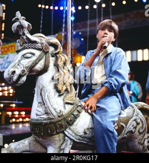 Popcorn + Lakritze, ZDF Kinderhitparade, Deutschland, 1985, Bild: Der Junge Eric Schneko moderiert die Kinderhitparade. Popcorn and Lakritze, TV Children's hit parade, Germany, 1985, photo: Il ragazzo Eric Schneko presenta la sfilata di hit per bambini Foto Stock