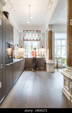 La donna nella cucina di un moderno arredato in stile Art Nouveau in appartamento di Amburgo, a nord della Germania, Europa Foto Stock