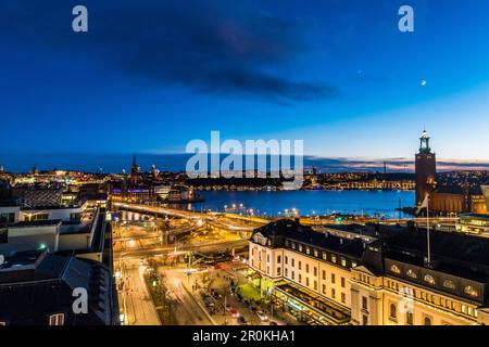 Vista della stazione centrale e Stadhus al crepuscolo, Stoccolma, Stoccolma, Svezia Foto Stock