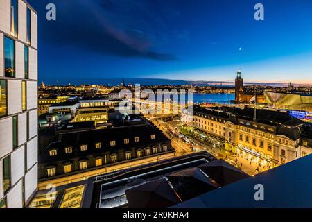 Vista della stazione centrale e Stadhus al crepuscolo, Stoccolma, Stoccolma, Svezia Foto Stock