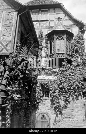 Blick auf den Nürnberger Erker im ersten Burghof der Wartburg bei Eisenach in Thüringen, 1956. Vista della finestra della baia di Norimberga nel primo cortile del Castello di Wartburg vicino a Eisenach in Turingia, 1956. Foto Stock