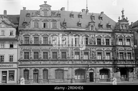 Das Gildehaus Links und das Haus zum Breiten herd, damals Sitz der Handwerkskammer, Links am Fischmarkt in Erfurt, 1956. Guild's Hall sulla destra e l'allevamento Haus zum breiten, in quel momento sede della Camera dell'Artigianato, sulla sinistra, sul mercato del pesce, 1956. Foto Stock