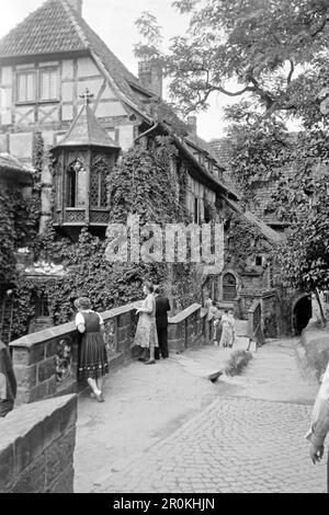 Blick auf den Nürnberger Erker im ersten Burghof der Wartburg bei Eisenach in Thüringen, 1956. Vista della finestra della baia di Norimberga nel primo cortile del Castello di Wartburg vicino a Eisenach in Turingia, 1956. Foto Stock