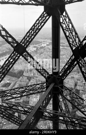 Blick auf Paris durch die Stahlstreben des Eiffel, 1940. Vista di Parigi attraverso i puntoni d'acciaio della Torre Eiffel, 1940. Foto Stock